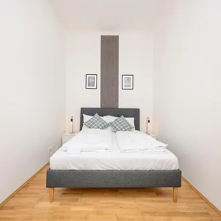 Anna And Friends First Floor